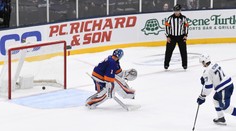 Kuznecov rozhodol 57 sekúnd pred koncom,v Detroite vzdali poctu Kellymu