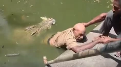 VIDEO: Najväčší krokodíl sveta sa vrhol na svojho „pána“. Kamera zachytila mužov zúfalý boj o život