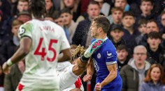 VIDEO: Prehra s posledným tímom aj kopačka do hlavy. Azpilicueta mal ťažký deň, no je pri vedomí