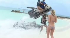 Kráska sa chcela odfotiť na vodnom skútri, takmer ju to zabilo