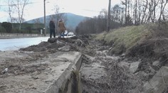 Strhnutý most a uviaznuté deti na lyžiarskom. Tak to po povodniach vyzeralo na Považí