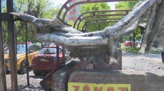 Parkujete blízko kontajnerov? Päť vodičov v Petržalke zistilo, že je to zlý nápad