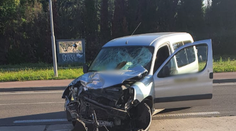 Vážna nehoda v Bratislave. Motocyklista po zrážke s autom skončil s vážnymi zraneniami v nemocnici