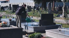 Kosia, zametajú chodníky a orezávajú stromy. Cintoríny sa vo veľkom pripravujú na Dušičky