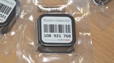 Je bez farby, zápachu a chuti, ale spôsobuje rakovinu. Plyn vzniká v pôde, odkiaľ preniká do obydlí