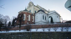 Takmer 100 obetí a historický súd. Biskupa obvinili zo zatajovania pedofílie