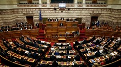 Grécky parlament schválil rozpočet. A objavilo sa svetlo na konci tunela
