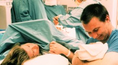 Dvojnásobná matka takmer zomrela pri extrémne náročnom pôrode. Život jej zachránil bozk