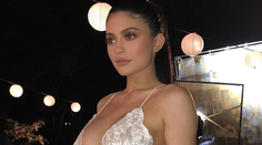 Mladá hviezda s hlbokým výstrihom. Ako môže tvrdiť, že nie sú umelé?