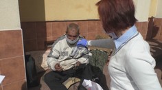 Niektorí bezdomovci ochranu tváre nenosia. V Prievidzi im tak pomohla samospráva