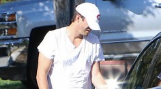 Chcelo by to opasok. Ashtonovi Kutcherovi takmer spadli nohavice