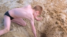Chlapci na pláži stavali hrad. Odrazu sa dielo z piesku zrútilo a jedného z nich usmrtilo