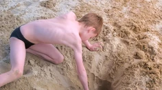 Chlapci na pláži stavali hrad. Odrazu sa dielo z piesku zrútilo a jedného z nich usmrtilo