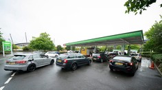 So zásobovaním čerpacích staníc v Británii bude od pondelka pomáhať armáda