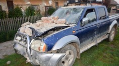 FOTO: Vzal cudzie auto a havaroval s ním. Zastavil sa až po náraze do stavby