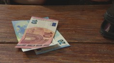 Vládny 500-eurový príspevok k výplate niektorých dostal do mínusu. Prišli totiž o iné štátne dávky