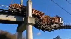 VIDEO: Vodič nákladiaka sa druhýkrát narodil. Most sa čiastočne prepadol, stroj zostal uväznený v ňom