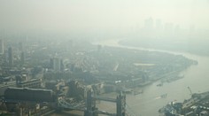 Saharský prach so znečisteným vzduchom zahalili časti Británie smogom