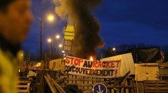 Macron zvažuje referendum ako odpoveď na krízu vyvolanú žltými vestami