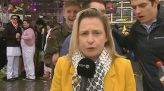 V živom vstupe z karnevalu v Kolíne ohmatávali belgickú reportérku