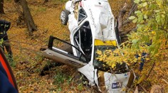 Majstrovstvá Slovenska v rally zatienila nehoda, spolujazdec skončil v bezvedomí