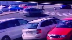 Zo zlodeja hrdina? Unikajúci lupič zabránil zrážke auta a dvoch malých detí