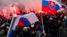 Polícia ukázala grázlov, ktorí hádzali dlažobné kocky