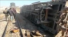 Zrážka vlaku s kamiónom si vyžiadala 17 obetí a 65 ranených