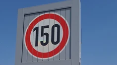 Po diaľnici rýchlosťou 150 kilometrov za hodinu. Na tomto úseku u susedov môžu vodiči dupnúť na plyn