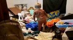 Otrasné niečo. Deti žili v dome plnom odpadkov a výkalov