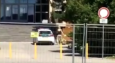 VIDEO: Košičanka rúbala policajné auto priamo pred súdom