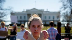 Streľba na Floride zintenzívnila debatu o zbraniach pre učiteľov: Útok by mohli rýchlo zastaviť