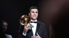 Má vysokú školu, o pozornosť nežiada. Nový kráľ futbalu je iný ako ostatní