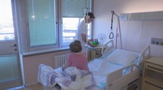 Medici si neoddýchnu ani cez prázdniny. Mnohí brigádujú v nemocniciach