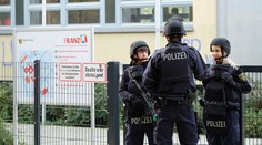 V Nemecku evakuovali niektoré školy, dostali výhražný email