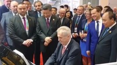 Zeman sa posadil za klavír. Zahral čínskemu prezidentovi aj ruskému premiérovi