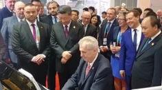 Zeman sa posadil za klavír. Zahral čínskemu prezidentovi aj ruskému premiérovi