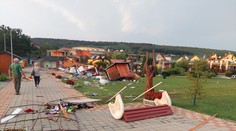 FOTO a VIDEO: Kúpalisko v Podhájskej zrejme zasiahlo tornádo. Škody sú obrovské