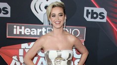 Katy Perry našla po rozchode náhradu. Je neodolateľný