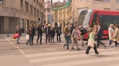 Prednosť nielen na priechode, ale aj na chodníku pred ním. Návrh Romany Tabák je proti fyzikálnym zákonom