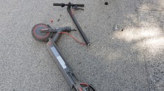 Kolobežkár po hádke zaškrtil motorkára remienkom od prilby