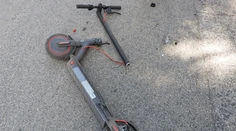 Kolobežkár po hádke zaškrtil motorkára remienkom od prilby