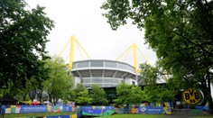 Tajnosti okolo zadržaného muža. Počas zápasu Nemecka s Dánskom vyliezol na strechu štadióna zamaskovaný muž s ruksakom