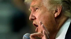 Trump použil na adresu Clintonovej vulgárny výraz