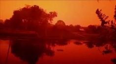 Dychberúce zábery: V Indonézii sa obloha zafarbila takto načerveno