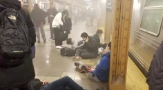 Muž v plynovej maske strieľal v newyorskom metre. Na mieste bolo najmenej 16 zranených