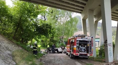 V Likavke spadlo auto z mosta. Vodič (†34) zomrel, spolujazdkyňa (31) bojuje o život
