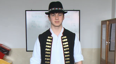 Martin prišiel na maturitu v kroji. Teraz hviezdi na internete
