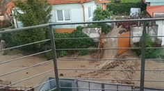 VIDEO: Západ Slovenska zasiahol výdatný dážď. Obcou Šenkvice sa valila voda ulicami