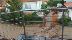 VIDEO: Západ Slovenska zasiahol výdatný dážď. Obcou Šenkvice sa valila voda ulicami